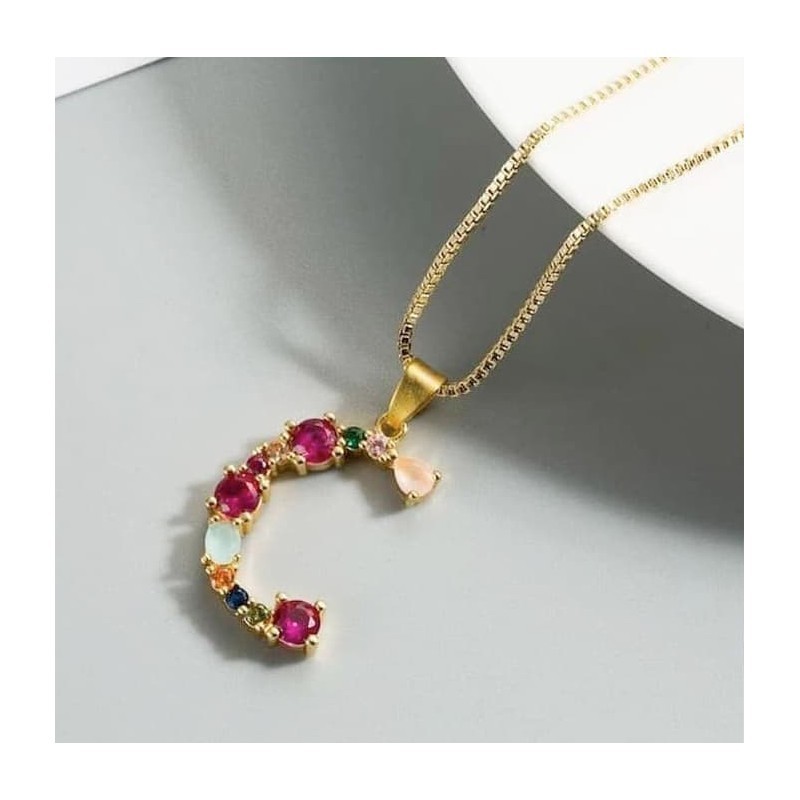 Collar para mujer con colgante de letra inicial rodeada de piedras de colores facetadas.