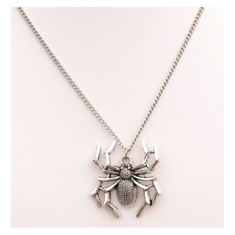 Collar de acero inoxidable para mujer con colgante detallado en forma de araña.