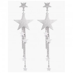Pendientes para mujer bañados en plata con múltiples colgantes en forma de estrella de cinco puntas.