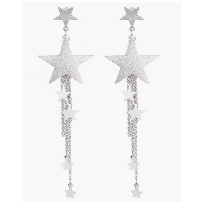 Pendientes para mujer bañados en plata con múltiples colgantes en forma de estrella de cinco puntas.
