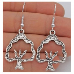 Pendientes circulares de estilo vintage con la silueta del árbol de la vida en relieve y acabado plata envejecida.