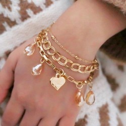 Pulsera para mujer de múltiples hilos de cadena dorada entrelazados con acabado brillante.