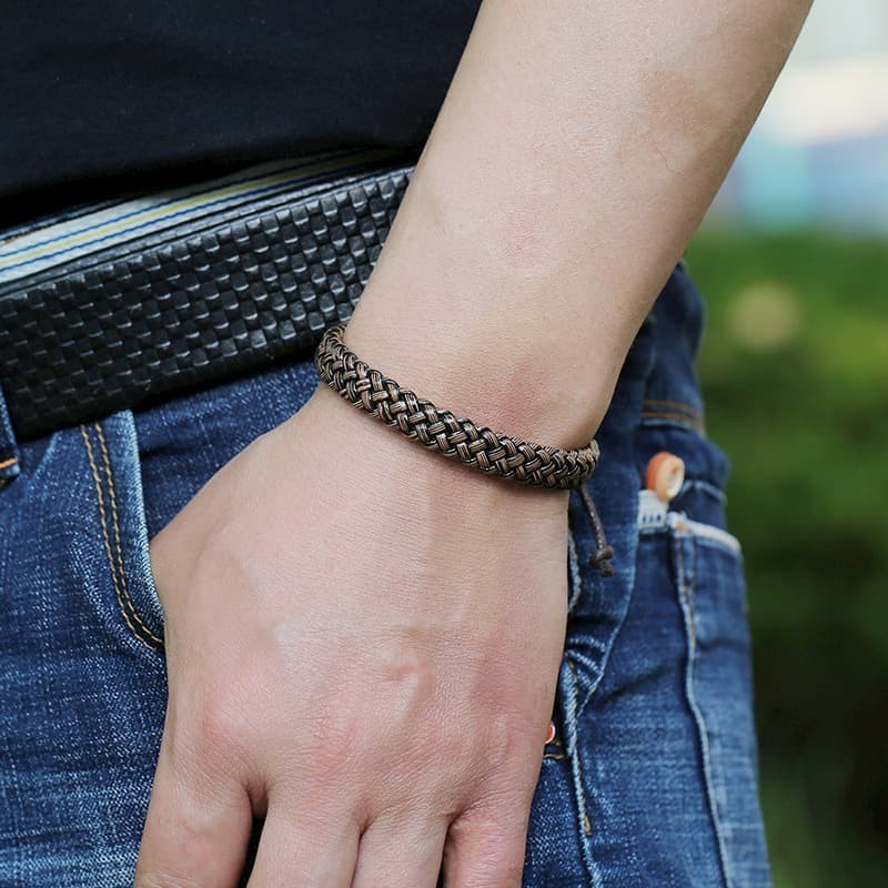 Pulsera de polipiel marrón trenzada con cierre de seguridad metálico para hombre y mujer.