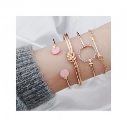 Conjunto de cuatro pulseras doradas para mujer con diferentes diseños de cadena y abalorios.