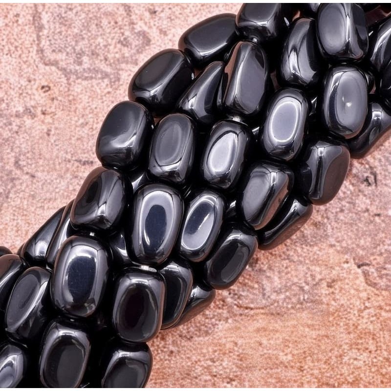 Hilo de 55 cuentas negras simil ónix montadas en alambre, perfecto para collares, pulseras y bisutería artesanal.
