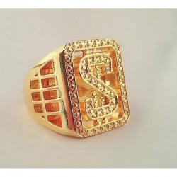 Anillo tipo sello para hombre con el símbolo del dólar en relieve y acabado en oro de 18k.