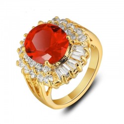 Anillo solitario para mujer con piedra central de cristal color rubí y banda con baño de plata.