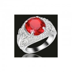 Anillo solitario para mujer con gran piedra de cristal color rubí y banda con baño de plata.