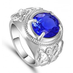 Anillo de mujer con chapado en plata y una gran piedra central de cristal azul facetado.