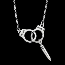 Collar de acero bañado en plata con un colgante decorativo con forma de esposas y una bala