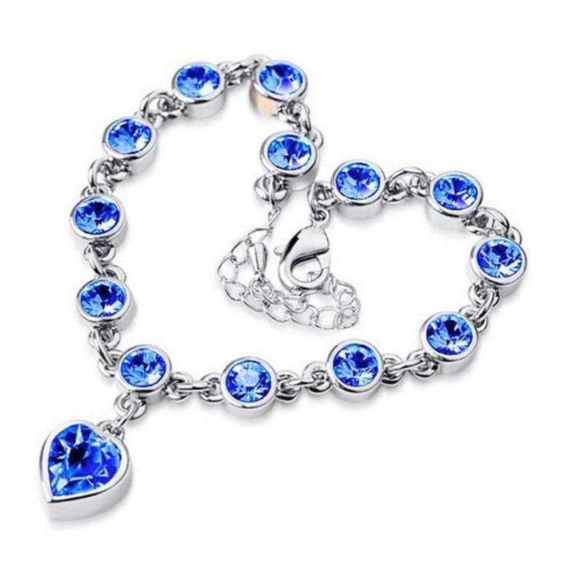 Pulsera de acero inoxidable para mujer con eslabones en forma de corazón y cristales de color azul zafiro.