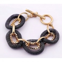 Pulsera de acero inoxidable para mujer con eslabones anchos alternados en color dorado y negro con acabado pulido.
