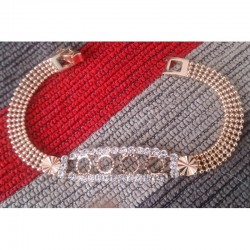 Pulsera fina para mujer con acabado en oro de 9 quilates y detalles de circonitas blancas engastadas con acabado pulido.