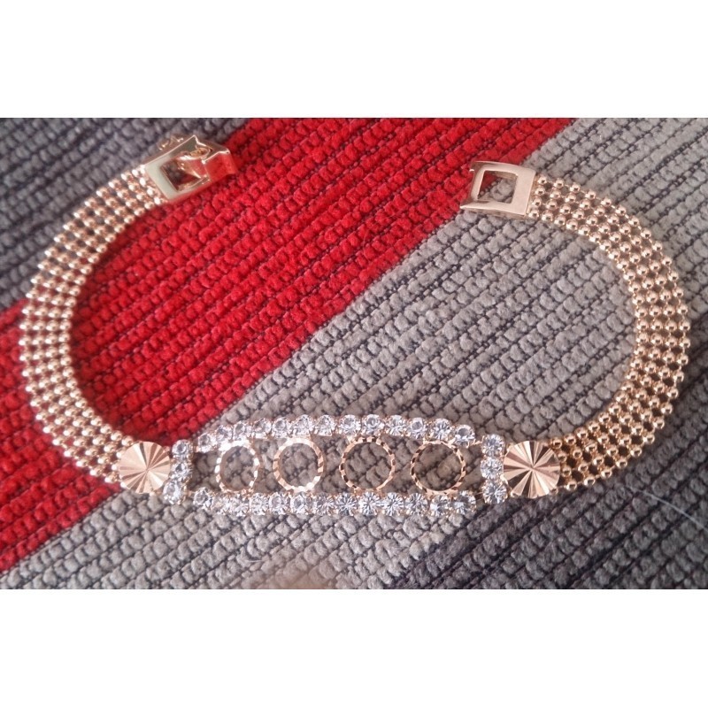 Pulsera fina para mujer con acabado en oro de 9 quilates y detalles de circonitas blancas engastadas con acabado pulido.