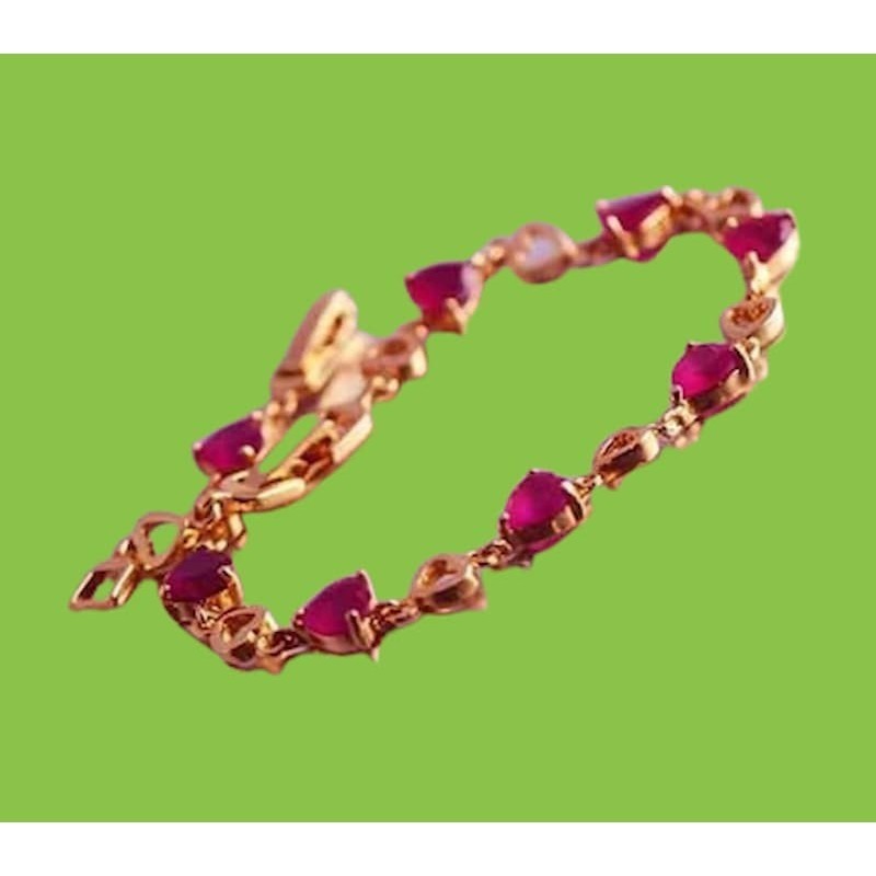 Pulsera de alta calidad con acabado en oro rosa y piedra central facetada de color rojo rubí con engaste de precisión.
