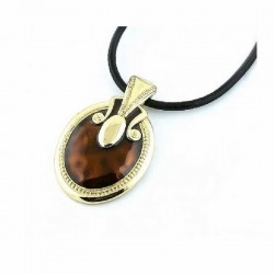 Collar para mujer con cordón de piel auténtica y colgante de forma ovalada con diseño esmaltado y detalles dorados.