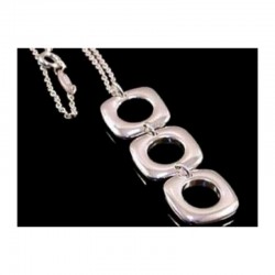 Collar de acero inoxidable para mujer con colgante de tres cuadrados entrelazados y acabado en plata pulida espejo.