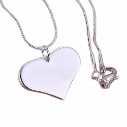 Collar de acero inoxidable para mujer con cadena fina de 45 cm y colgante de corazón pulido con acabado espejo.