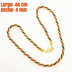 Collar de acero inoxidable para mujer con diseño de eslabones en tres tonos: oro de 18k, oro rosa y plata pulida.