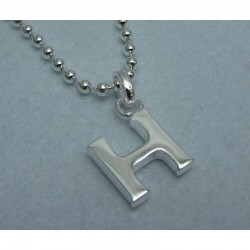 Collar de acero inoxidable para mujer con colgante de la letra H en acabado plata pulida con cadena fina.