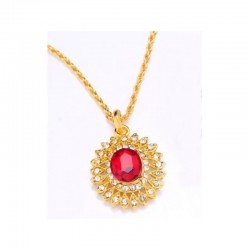 Collar para mujer con baño de oro de 18k y colgante circular con piedra roja central facetada de alto brillo.