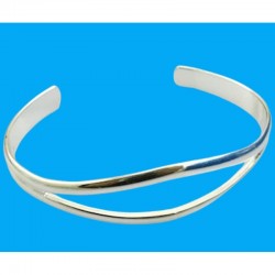 Brazalete rígido de acero inoxidable con acabado plata pulida espejo y diseño abierto ajustable de estilo minimalista.
