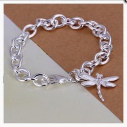 Pulsera de acero inoxidable con motivo central de libélula calada y acabado en plata pulida espejo.