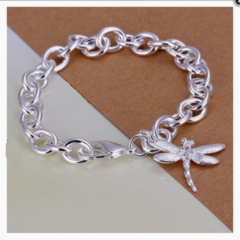 Pulsera de acero inoxidable con motivo central de libélula calada y acabado en plata pulida espejo.