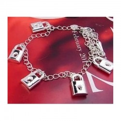Pulsera de eslabones de acero inoxidable para mujer con dijes de candados chapados en plata y acabado pulido espejo.