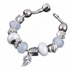 Pulsera de abalorios blancos con dijes metálicos plateados y colgante central en forma de hoja con acabado pulido espejo.