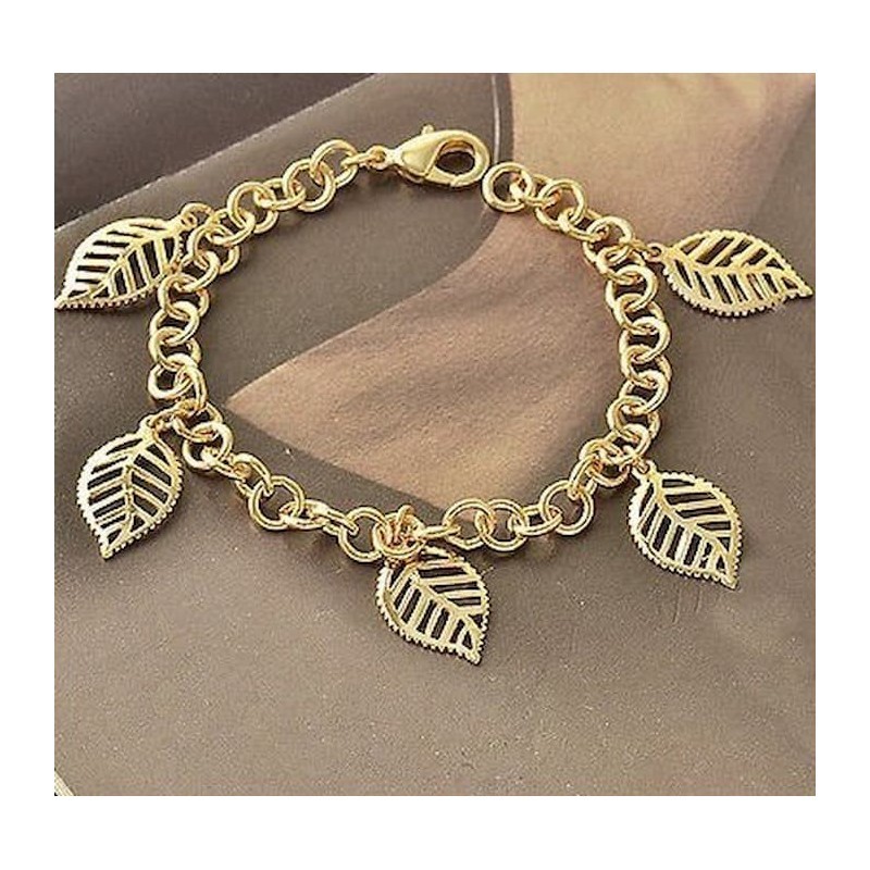 Pulsera de eslabones con múltiples dijes en forma de hojas nervadas chapados en oro de 9 quilates con acabado pulido espejo.