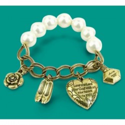 Pulsera de acero inoxidable con chapado en oro, perlas blancas de alta densidad y amuletos de corazón con acabado pulido espejo.