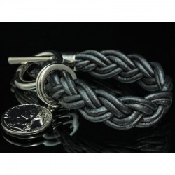 Pulsera de cuero vacuno legítimo trenzado con herrajes de acero inoxidable y acabado pulido espejo.