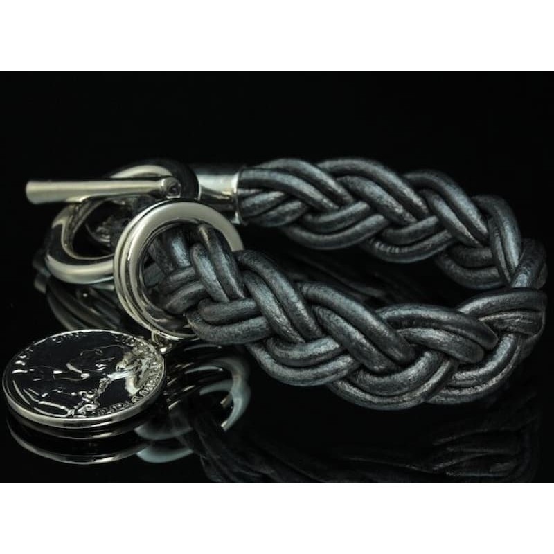 Pulsera de cuero vacuno legítimo trenzado con herrajes de acero inoxidable y acabado pulido espejo.