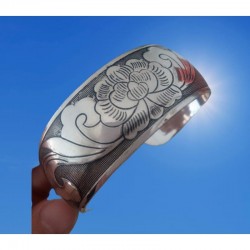 Brazalete rígido de 6 cm de ancho fabricado en acero inoxidable con chapado en plata de ley 925 y acabado pulido espejo.