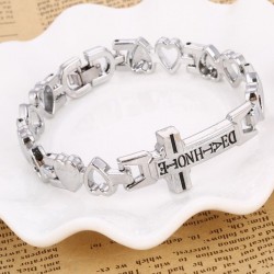 Brazalete de eslabones de acero inoxidable con dije de cruz inspirada en Death Note y acabado pulido espejo.