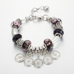 Pulsera de eslabones de acero inoxidable con cinco dijes de monedas colgantes y abalorios pulidos con acabado espejo.
