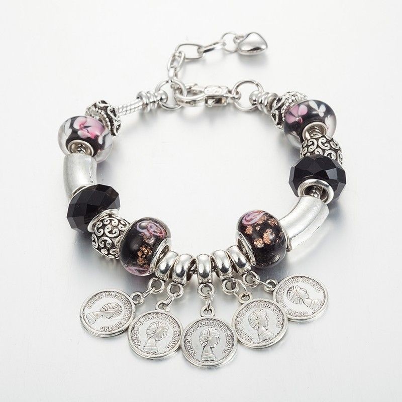 Pulsera de eslabones de acero inoxidable con cinco dijes de monedas colgantes y abalorios pulidos con acabado espejo.