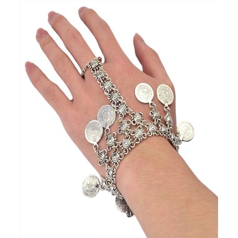 Pulsera rígida de acero inoxidable con diseño inspirado en un arnés de líneas cruzadas y acabado pulido espejo.
