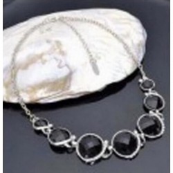 Collar de cadena de acero inoxidable bañado en plata con cuentas de ágata negra pulida y acabado espejo.