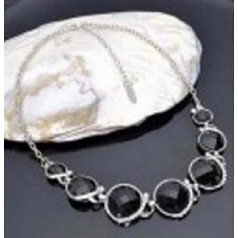Collar de cadena de acero inoxidable bañado en plata con cuentas de ágata negra pulida y acabado espejo.