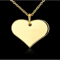 Collar de cadena fina de acero inoxidable con colgante de corazón grande liso con acabado pulido espejo en oro.