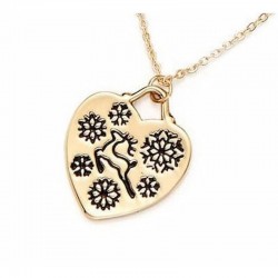 Collar de cadena de acero dorado con colgante que combina un corazón y la silueta de un animal con acabado pulido espejo.