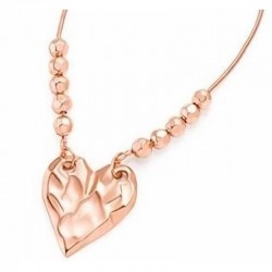 Collar de cadena fina de acero inoxidable con acabado en oro rosa y colgante de corazón pulido espejo.