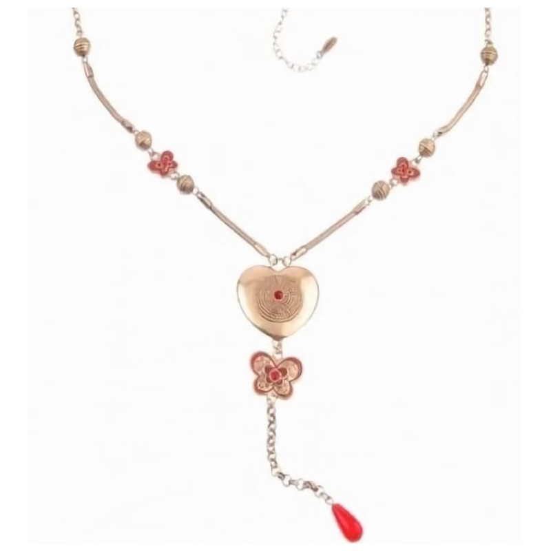 Collar largo de cadena de acero con baño de oro envejecido y colgantes de flor detallada y corazón con acabado artesanal.