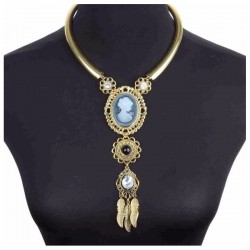 Collar largo de cadena de acero dorado con colgante de perla negra circular y acabado pulido espejo.