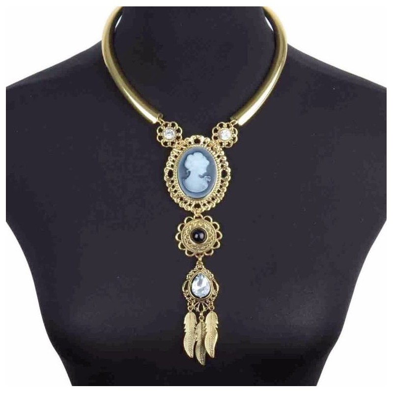 Collar largo de cadena de acero dorado con colgante de perla negra circular y acabado pulido espejo.