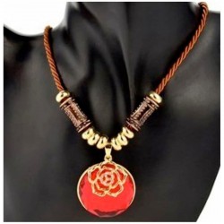 Collar largo de cordón sedoso con colgante circular de cristal rojo intenso y montura de acero pulido espejo.