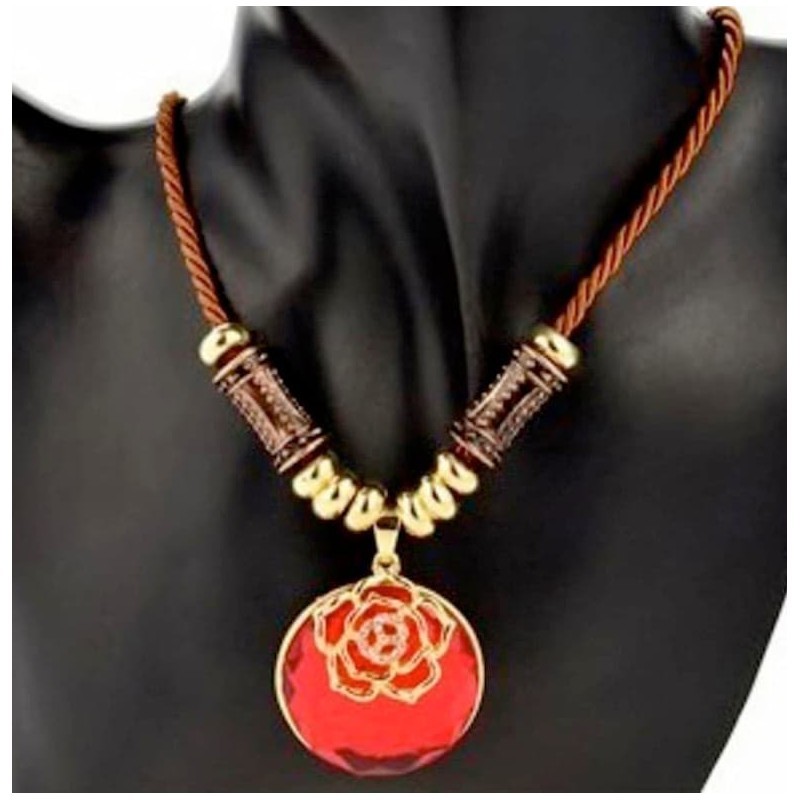 Collar largo de cordón sedoso con colgante circular de cristal rojo intenso y montura de acero pulido espejo.
