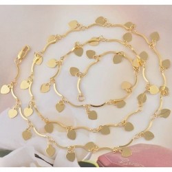 Collar de cadena fina con varios dijes de corazones lisos chapados en oro de 18 quilates y acabado pulido.